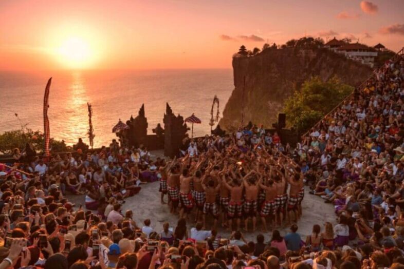 pertunjukan tari kecak di uluwatu sunset