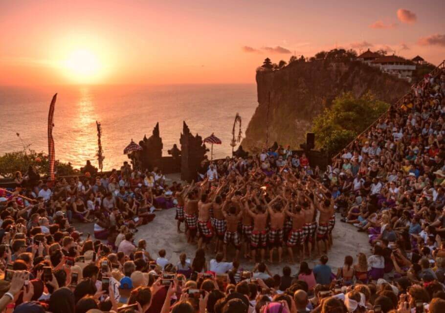 pertunjukan tari kecak di uluwatu sunset